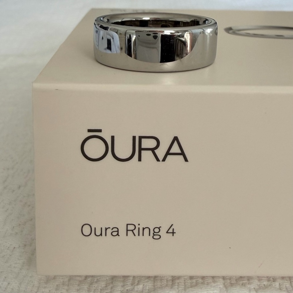 Oura Ring 4 in Shiny Silver